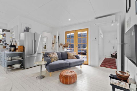 Adrift - Pet-friendly - 5 Min Walk To Bay - Rustic Charm - Kempsey Accommodation 1