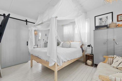 Adrift - Pet-friendly - 5 Min Walk To Bay - Rustic Charm - Kempsey Accommodation 2