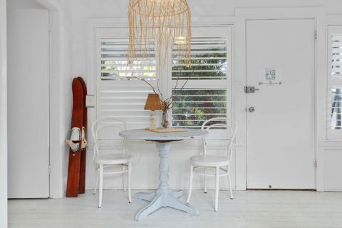 Adrift - Pet-friendly - 5 Min Walk To Bay - Rustic Charm - Kempsey Accommodation 3