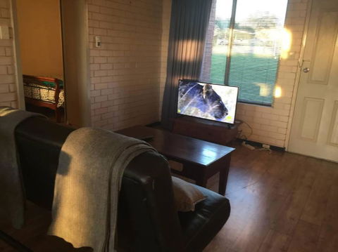 Affordable Apartment Close To City And Beaches - Kempsey Accommodation 3