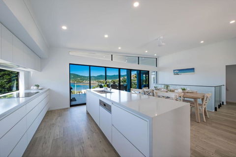 Airlie Bay View - Kempsey Accommodation 4