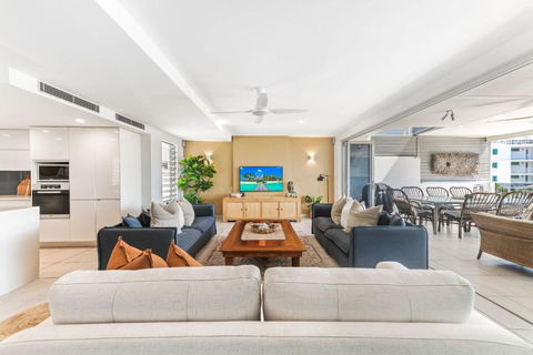 Alex Beach House, 100 Steps To The Sand, With Ocean Views - Kempsey Accommodation 3