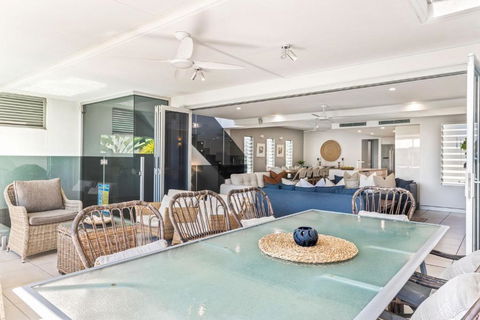Alex Beach House, 100 Steps To The Sand, With Ocean Views - Kempsey Accommodation 2