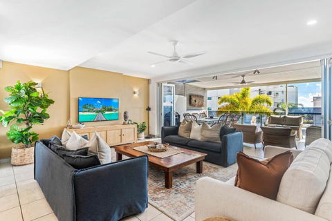Alex Beach House, 100 Steps To The Sand, With Ocean Views - Kempsey Accommodation 4