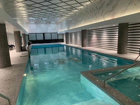 Amazing 1 Bedroom Apt With Large Living & Extra Sleeping Space -up To 5 Ppl Plus Gym Jacuzzi Spa Pool Sauna And Garden With BBQ - Kempsey Accommodation 2