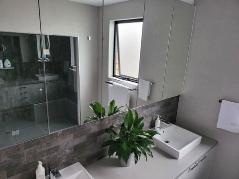 Alogara House, Modern, 6 Bedrooms With Hot Tub And Views - Kempsey Accommodation 3