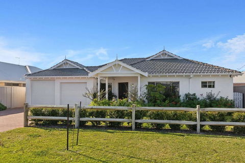 Allumina - Stylish Pet Friendly Beachside Retreat - Kempsey Accommodation 0