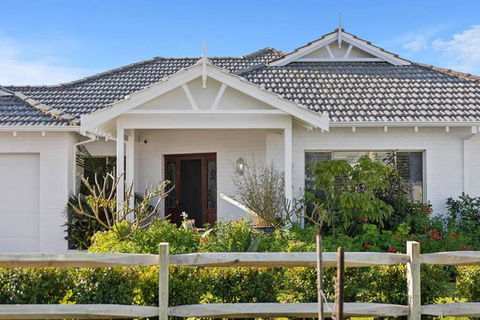 Allumina - Stylish Pet Friendly Beachside Retreat - Kempsey Accommodation 1