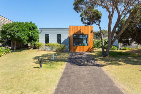 At Agnes Ave: Coastal Views - Kempsey Accommodation 1