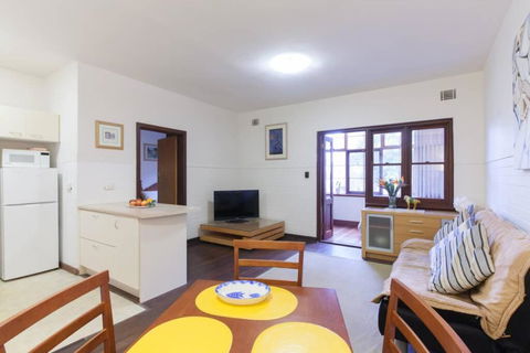 B3 Crawley Apartment 1 BRM & Sleepout Near UWA - Kempsey Accommodation 2