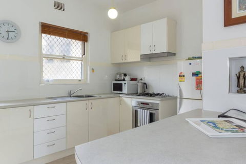 B6 Crawley Apartment 1 BRM & Sleepout Near UWA - Kempsey Accommodation 3