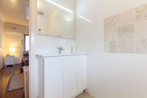 B7 Crawley Apartment 1 BRM & Sleepout Near UWA - Kempsey Accommodation 0