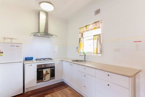 B8 Crawley Apartment 1 BRM & Sleepout Near UWA - Kempsey Accommodation 2