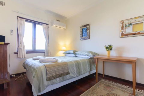 B8 Crawley Apartment 1 BRM & Sleepout Near UWA - Kempsey Accommodation 3