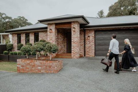 BADGER HOUSE - 4 Bed, 4 Bath, Stunning Entertainer Plus Fire - Kempsey Accommodation 1