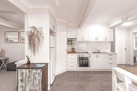 BAY PROPERTIES . Summer Salt On Main - Kempsey Accommodation 4
