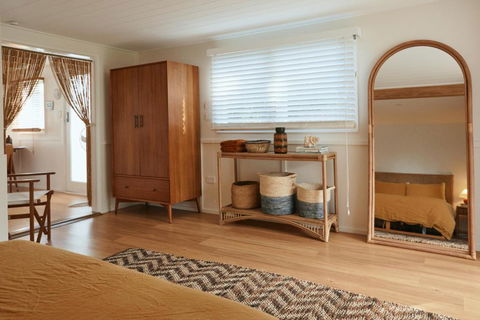 BAY PROPERTIES . The Sailors Bungalow - Kempsey Accommodation 4