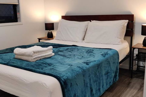 BAYWATER RETREAT- WALK TO WATER - QUIET STREET - CENTRAL TO BRISBANE CITY GOLD COAST AND SUNSHINE COASt! - Kempsey Accommodation 3