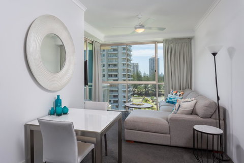Maldives Resort Main Beach, Gold Coast - Kempsey Accommodation 11