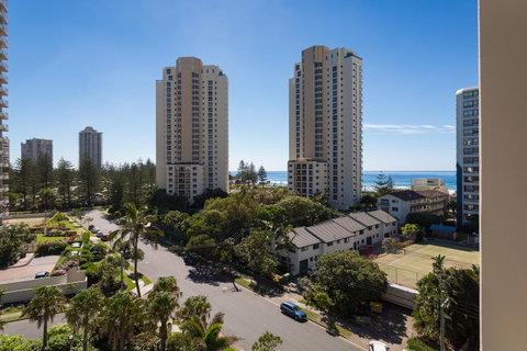 Maldives Resort Main Beach, Gold Coast - Kempsey Accommodation 30