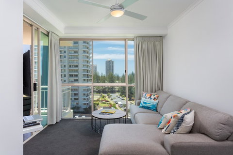 Maldives Resort Main Beach, Gold Coast - Kempsey Accommodation 12