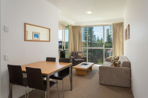 Maldives Resort Main Beach, Gold Coast - Kempsey Accommodation 4