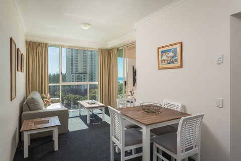 Maldives Resort Main Beach, Gold Coast - Kempsey Accommodation 9