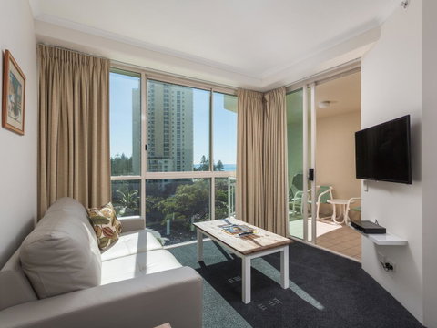 Maldives Resort Main Beach, Gold Coast - Kempsey Accommodation 7