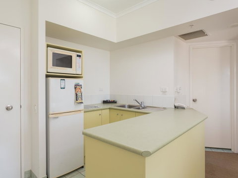 Maldives Resort Main Beach, Gold Coast - Kempsey Accommodation 5