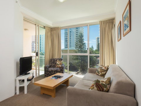 Maldives Resort Main Beach, Gold Coast - Kempsey Accommodation 3