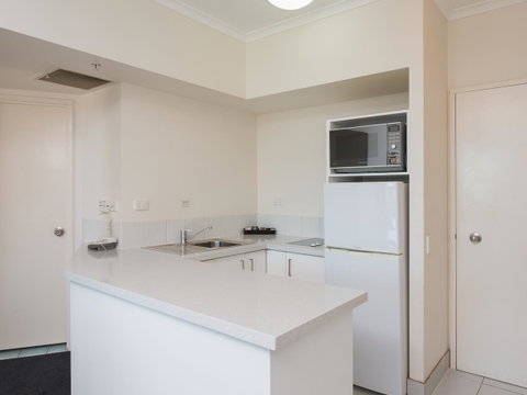 Maldives Resort Main Beach, Gold Coast - Kempsey Accommodation 10