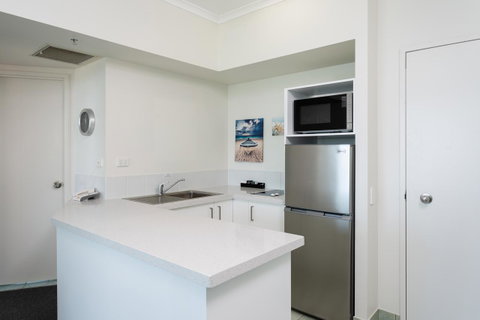 Maldives Resort Main Beach, Gold Coast - Kempsey Accommodation 24