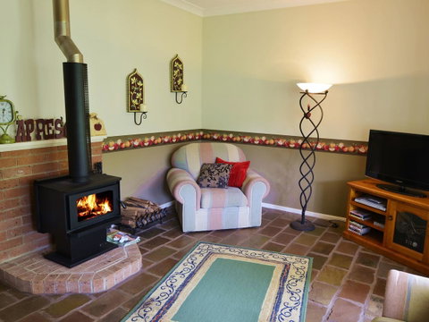 Apple Tree Cottage Montville - Kempsey Accommodation 4
