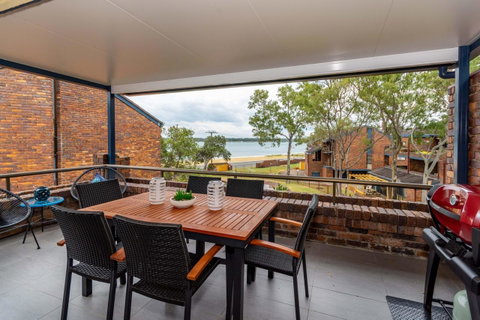 Spacious Family Unit With Incredible Views. - Kempsey Accommodation 0