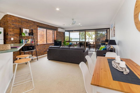 Spacious Family Unit With Incredible Views. - Kempsey Accommodation 12