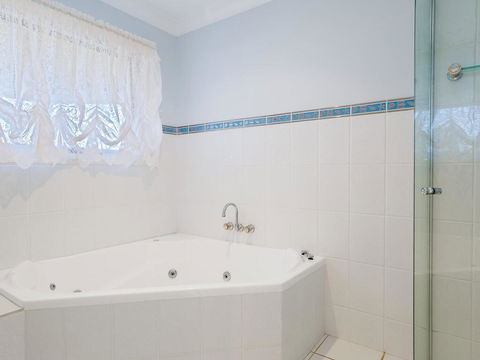 'GrandView', 10 Grandview Close - Huge House With Water Views, Aircon, WIFI, Netflix, Foxtel & Billiard Table - Kempsey Accommodation 2