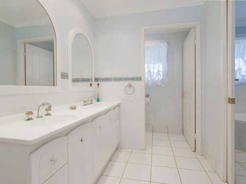 'GrandView', 10 Grandview Close - Huge House With Water Views, Aircon, WIFI, Netflix, Foxtel & Billiard Table - Kempsey Accommodation 3