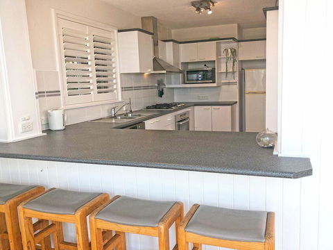 'Mooring One Downstairs', 23 Shoal Bay Rd - Fantastic Ground Floor Duplex With Views, WIFI And Air Conditioning - Kempsey Accommodation 2