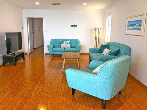'Mooring Two Upstairs', 23 Shoal Bay Rd - Stunning Views, WIFI, Air Conditioning And Boat Parking - Kempsey Accommodation 3