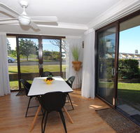 'Time and Tide' 1 - Ground Floor with Water Views - Kempsey Accommodation