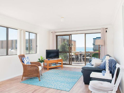 1 'BAHIA', 47 RONALD AVE - GREAT LOCATION WITH FILTERED WATER VIEWS - Kempsey Accommodation 2