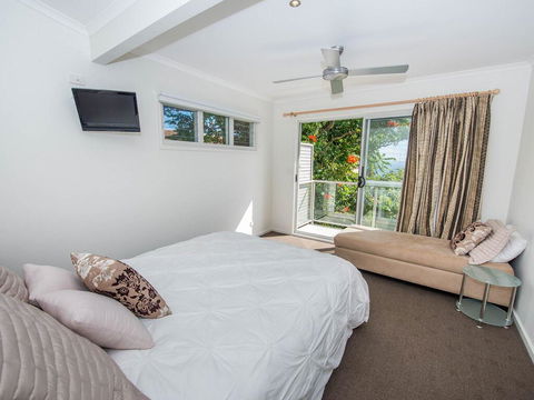 1 'Florida', 5 Lillian Street - 2 Min Walk To Beach, Shops & Restaurants - Kempsey Accommodation 3