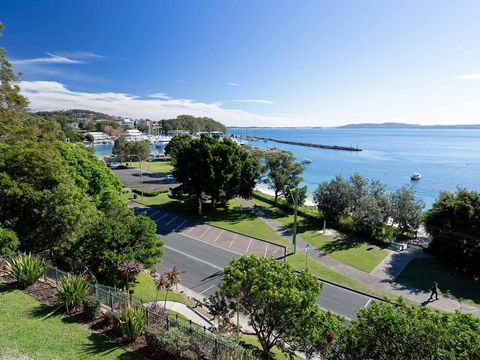 1 'Kiah', 53 Victoria Parade - Stunning Views, Wifi, Aircon, Just Across The Road To The Water - Kempsey Accommodation 0