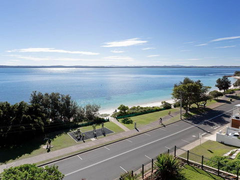 1 'Kiah', 53 Victoria Parade - Stunning Views, Wifi, Aircon, Just Across The Road To The Water - Kempsey Accommodation 2
