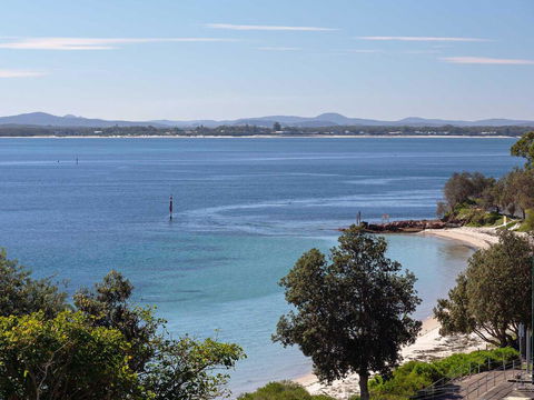1 'Kiah', 53 Victoria Parade - Stunning Views, Wifi, Aircon, Just Across The Road To The Water - Kempsey Accommodation 3