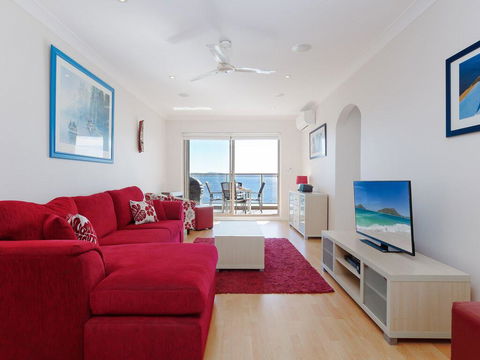 1 'Kiah', 53 Victoria Parade - Stunning Views, Wifi, Aircon, Just Across The Road To The Water - Kempsey Accommodation 1