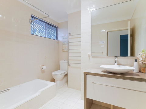 1 'Kooringal', 105 Soldiers Point Road - Waterfront Unit Wth Aircon - Kempsey Accommodation 1