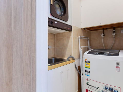 1 'Kooringal', 105 Soldiers Point Road - Waterfront Unit Wth Aircon - Kempsey Accommodation 3