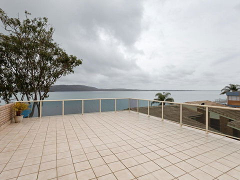 1 'Kooringal', 105 Soldiers Point Road - Waterfront Unit Wth Aircon - Kempsey Accommodation 0
