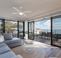 1 'The Poplars' 34 Magnus St - panoramic water views pool aircon  WIFI